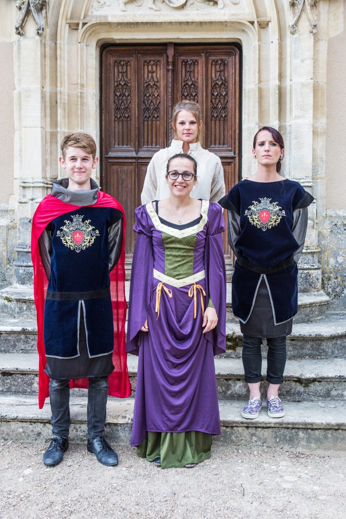Costumes Renaissance sur marches de la Chapelle