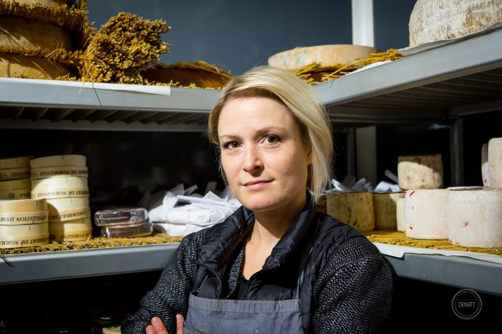 Photo de Charlène et le métier de fromager, dans les rayonnages de la cave d'affinage