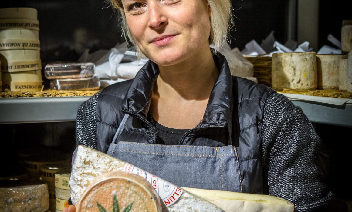 Portrait métier de Charlène, fromagère dans sa cave d'affinage