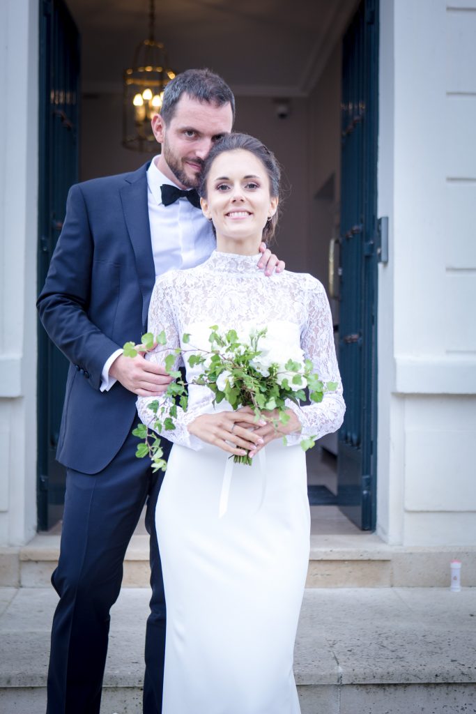 Mariés sur parvis Mairie, cérémonie laïque Oise, Nathalie Tiennot photographe de mariage